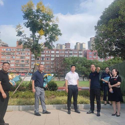 慰问暖人心丨柳市镇开展教师节走访慰问活动